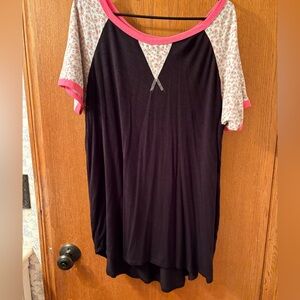 Heimish US beautiful floral black top 2X pink flowers tunic